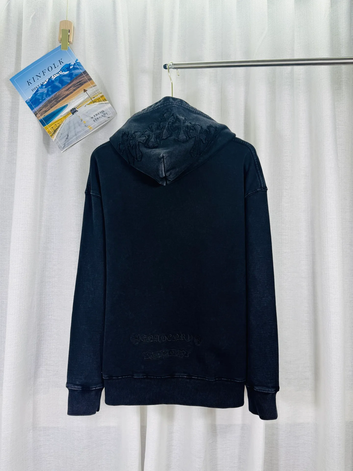 P310 top version, real shot without P, ​​different from market currency) 𝗖𝗵𝗿𝗼𝗺𝗲 𝗛𝗲𝗮𝗿𝘁𝘀/Cro Heart 2025 washed and burned flower patch embroidered autumn and winter new original single counter American style 3D three-dimensional couple casual hooded sweatshirt 👑The highest version! Customized fabric 480g tripe terry fabric! American acid-washed and distressed original fabric, laser burning + patch embroidery, exquisite embroidery of letters! The best-selling model in the counter, very comfortable to wear. Accessories: original molded and authenticated collar label➕100% silk wash label. Genuine purchase-grade original hangtag➕matching hanging rope➕3D hanging beads➕original packaging bag. Craftsmanship: The original version has consistent wiring! The highest version of the armhole matching technique! Color: Black Red Size: S M L XL Style No.: 9331